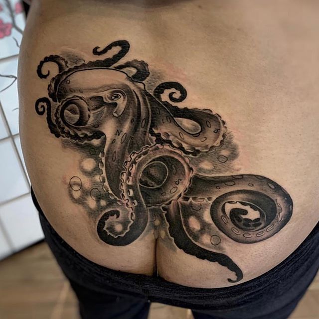 Неформалка с татуировкой осьминога не против дать глубоко в попу