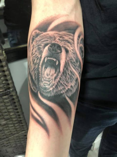 Bear on my hand by Derek Noble at Dark Age Tattoo in Seattle Washington   Dibujos paisajes a lapiz Paisaje a lapiz Dibujos