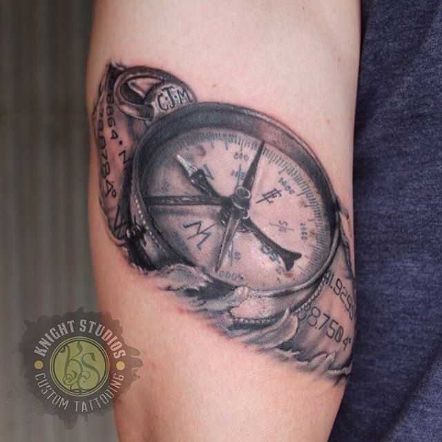 Kompass unterarm tattoo mann Landkarte Tattoo
